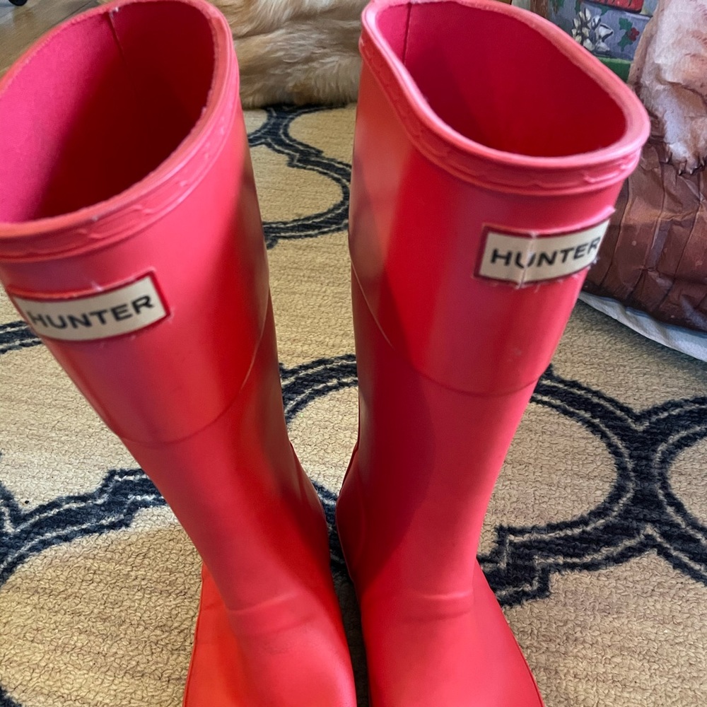 Salmon color girls Hunter boots.